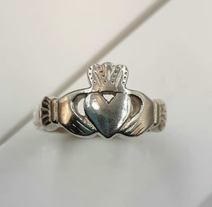 Gents Claddagh sterling silver ring