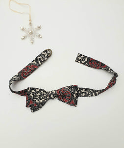 Silk bow tie, adjustable. Black, cream and red