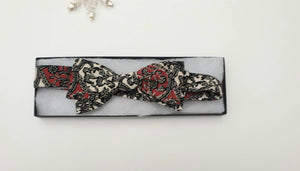 Silk bow tie, adjustable. Black, cream and red